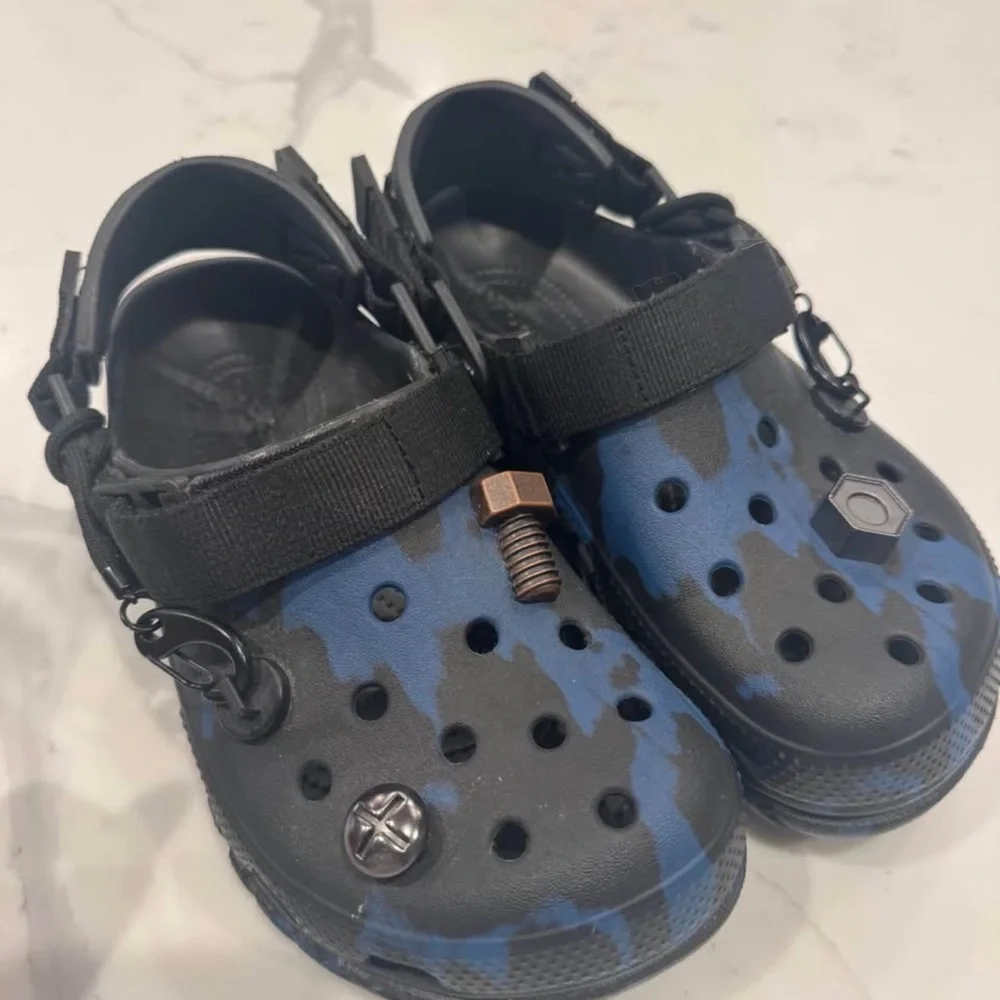 CROCS Kids Clog in Black and Blue Camo